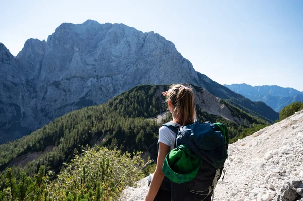 View Young Female Hiker Backpack Stopping Look Beautiful View Mountains — Stock Photo, Image