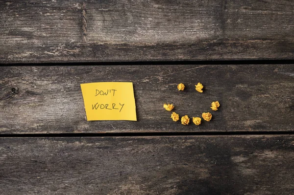 Preocupe Mensaje Papel Poste Amarillo Con Una Cara Sonriente Hecha — Foto de Stock