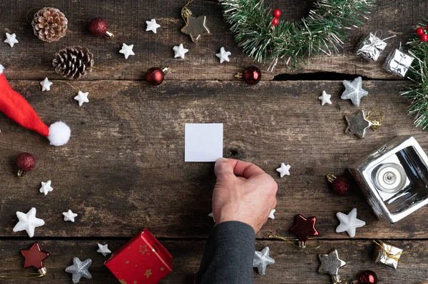 Erkek Eli Noel Süslemeleriyle Dolu Noel Süslemelerinin Ortasına Küçük Boş — Stok fotoğraf