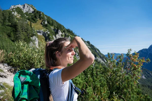 Profile View Happy Young Woman Backpack Her Back Looking Distance — Stock Photo, Image