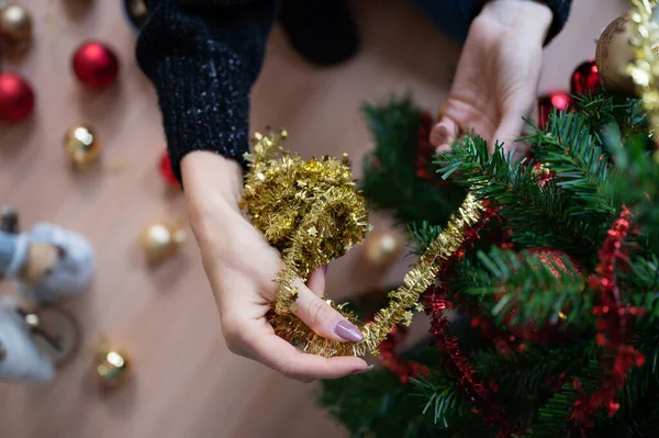 Draufsicht Einer Frau Die Weihnachtsbaum Mit Goldenem Band Schmückt — Stockfoto