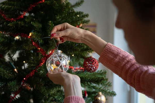 Frau Mit Roter Feiertagsmaniküre Hängt Hause Transparente Glänzende Christbaumkugel Den — Stockfoto