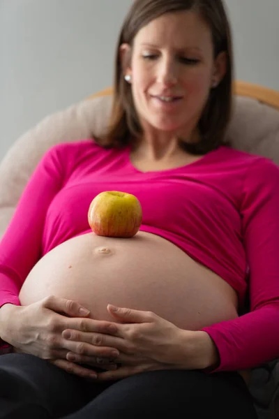 Gesunder Reifer Apfel Auf Dem Geschwollenen Bauch Einer Jungen Schwangeren — Stockfoto