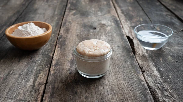 Levadura Arranque Masa Frasco Junto Taza Agua Harina Ingredientes Pan —  Fotos de Stock