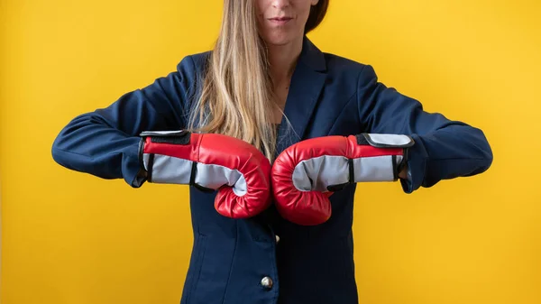 ビジネス界のパワフルな女性をイメージして レッドボクシングの手袋バンピング拳を身に着けている実業家の正面図 黄色の背景に — ストック写真