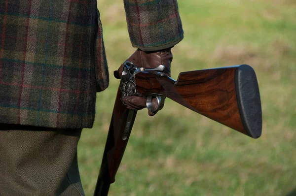 Zbliżenie Dwulufowa Broń Ręku Hunter — Zdjęcie stockowe