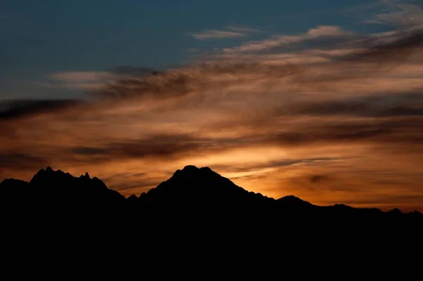 Malerischer Blick Auf Berge Silhouetten Gegen Den Himmel Bei Sonnenuntergang — Stockfoto