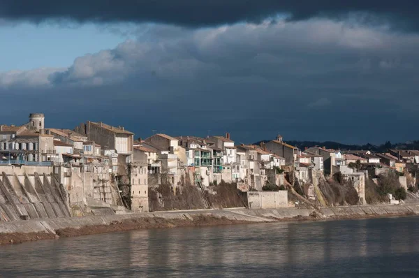 Vista Panorâmica Antiga Cidade Costeira Sob Nuvens Trovoadas — Fotografia de Stock