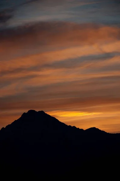 Malerischer Blick Auf Berge Silhouetten Gegen Den Himmel Bei Sonnenuntergang — Stockfoto