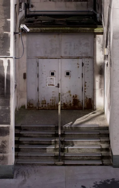 正面は古い建物と入口のドアを風化 — ストック写真