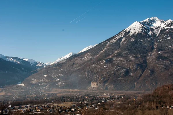 Vista Pitoresca Aldeia Vale Picos Montanha Cobertos Neve Contra Céu — Fotografia de Stock