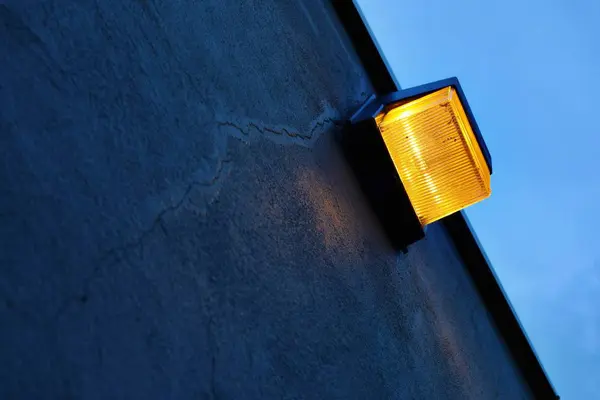 Luz Segurança Parede Cimento Rachado — Fotografia de Stock