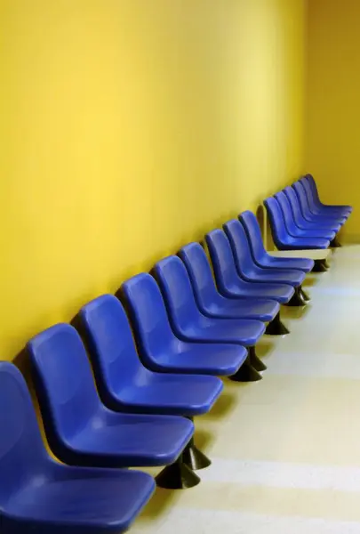 Μεγάλη Γωνία Προβολής Του Μπλε Καρέκλες Στην Αίθουσα Αναμονής Κίτρινο — Φωτογραφία Αρχείου