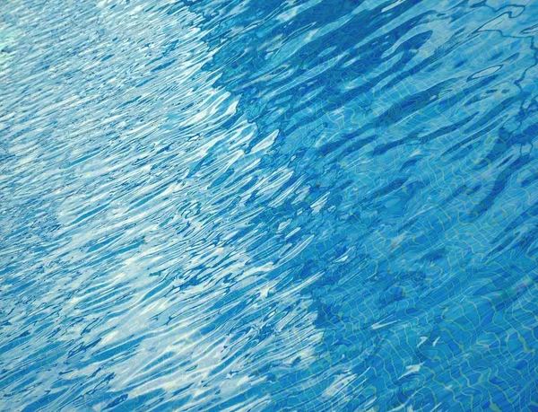 青いプール水の波紋の抽象的な構成 — ストック写真