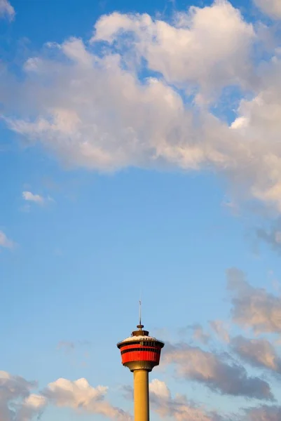 Torre Calgary Con Cielo Azul Arriba — Foto de Stock