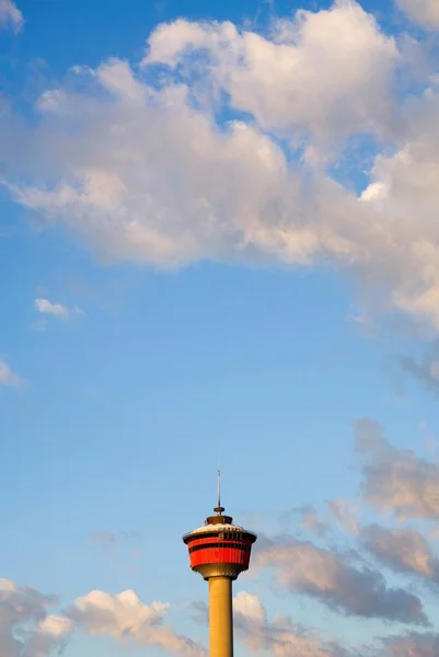 Tour Calgary Avec Ciel Bleu Dessus — Photo