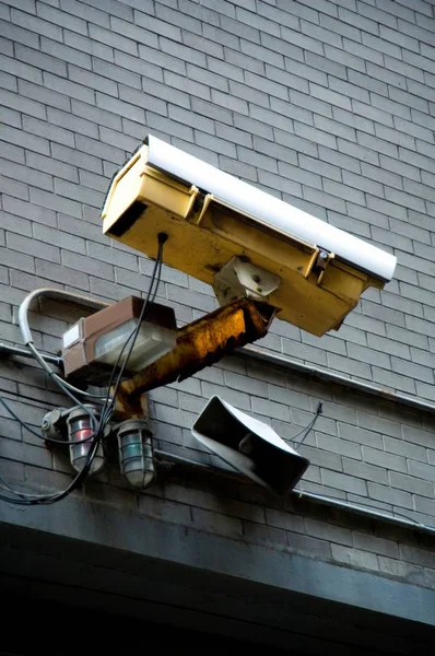 Vista Ángulo Bajo Cámara Seguridad Pared Ladrillo Urbano —  Fotos de Stock