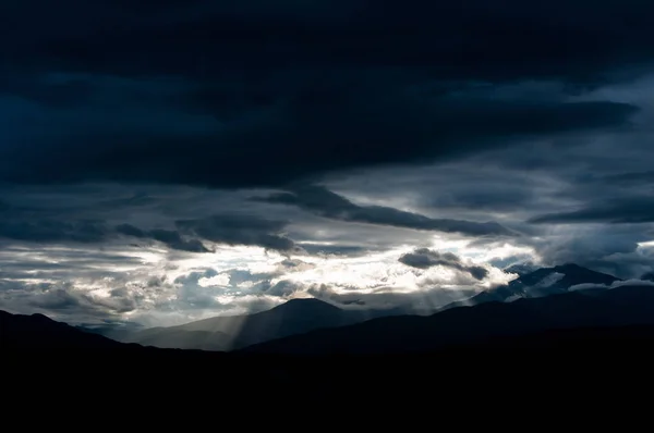Vista Pitoresca Das Montanhas Silhuetas Contra Céu Pôr Sol — Fotografia de Stock