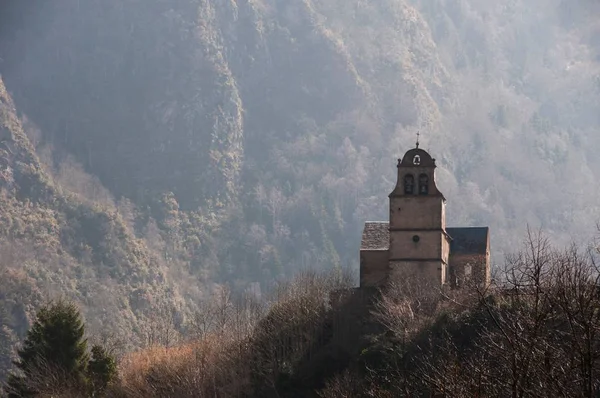 Osamělé Staré Kaple Obklopené Horami — Stock fotografie
