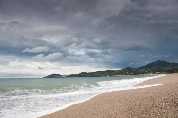 Vista Panorámica Playa Arena Cordillera Contra Cielo Tormentoso — Foto de Stock