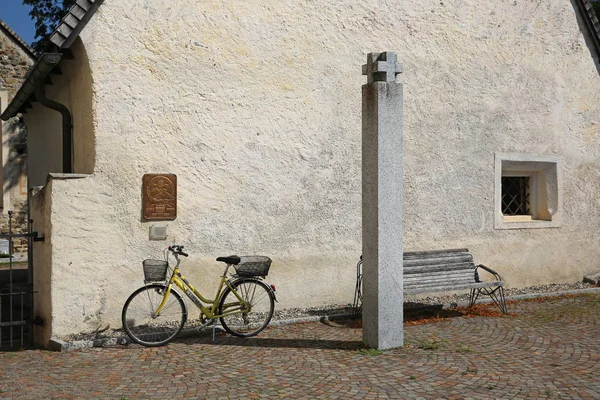 Велосипед Каменный Крест Пределами Причудливой Часовни Италии Обеспечивают Спокойную Картину — стоковое фото