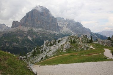 Şiddetli mücadele İtalyan ve Avusturya-Macaristan orduları arasında Birinci Dünya Savaşı sırasında işlendiği hain arazi üzerinde güzel, sarp Dolomit dağlar kule.