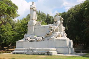 Francesco Petrarch, şair, bilim adamı ve baban hümanizm, Arezzo, İtalya'da 14. yüzyılda doğan etkileyici anıt.