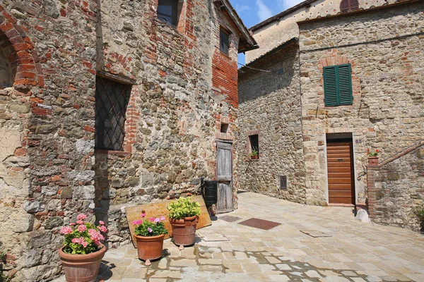 花と素朴な色の石造りの住居で 小さな中世の村のサン Gusme イタリア キャンティのこの辺を強調表示します — ストック写真