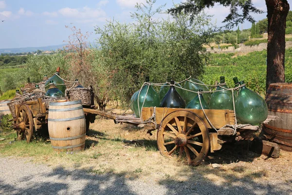 Vagões Cheios Grandes Frascos Vinho Vidro Toscana Itália Proporcionam Uma — Fotografia de Stock