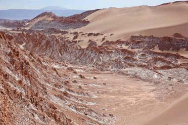 Şili'nin Atacama Çölü'nün ücra bir bölümünde kayalık tuz düz arazi
