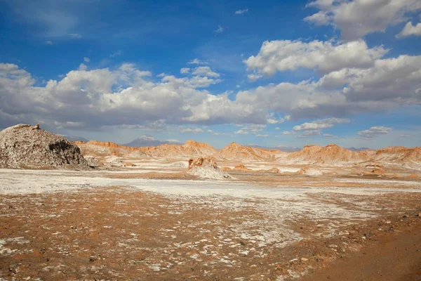 在智利偏远的阿塔卡马沙漠 滚滚的云层穿过广阔的盐滩 — 图库照片