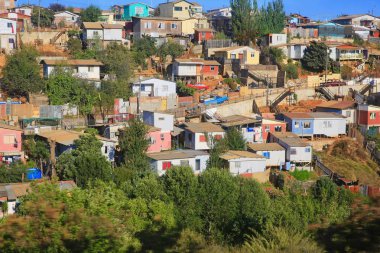 Fakir bir Şili kasabasında renkli ve bakımlı konut sakinlerinin gururunu yansıtır.