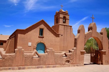 Atacama Çölü'nde San Pedro, Şili bulunan çan kulesi ve haçlar ile tam güzel eski kilise.