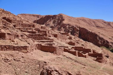 Şili'nin Atacama Çölü'ndeki antik İnka harabeleri bir yamaçtan aşağı iner.