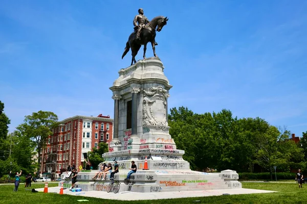 Estátua Robert Lee Richmond Virgínia Desfigurada Com Graffiti Durante Protestos — Fotografia de Stock