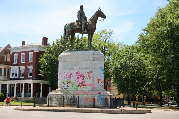 Estátua Robert Lee Richmond Virgínia Desfigurada Com Graffiti Durante Protestos — Fotografia de Stock