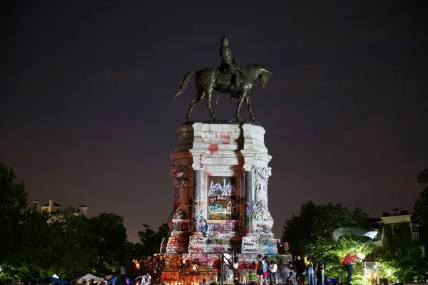 Estatua Robert Lee Richmond Virginia Cubierta Con Graffiti Black Lives Imágenes de stock libres de derechos