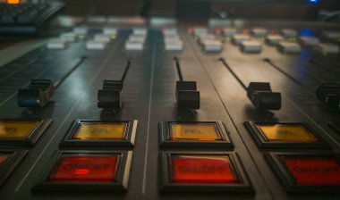 Karanlık odada müzik radyo konsolunun ön paneli