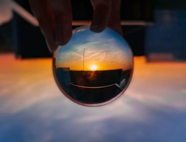 Güneş batarken Wroclaw gökdeleninden cam kristal küreye yakalanmış.