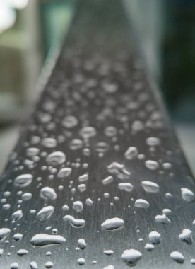 Gri çelik bariyerlere küçük su damlaları