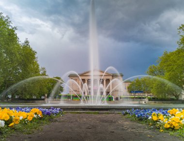 Poznan Polonya 10 Mayıs 2019 Stanislaw Moniuszki 'nin önündeki büyük çeşme ve bahçe