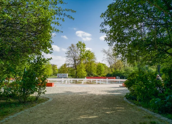 Polonya Wroclaw Nisan 2019 Banklar Ağaçlar Arasındaki Çeşme — Stok fotoğraf