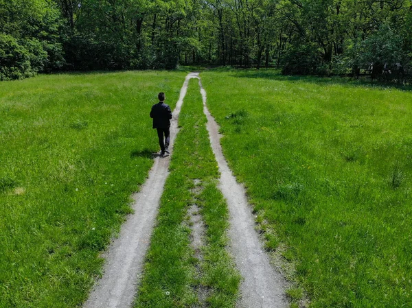 Człowiek Podwójnej Ścieżce Zielonej Polanie Drzewami Wokół — Zdjęcie stockowe