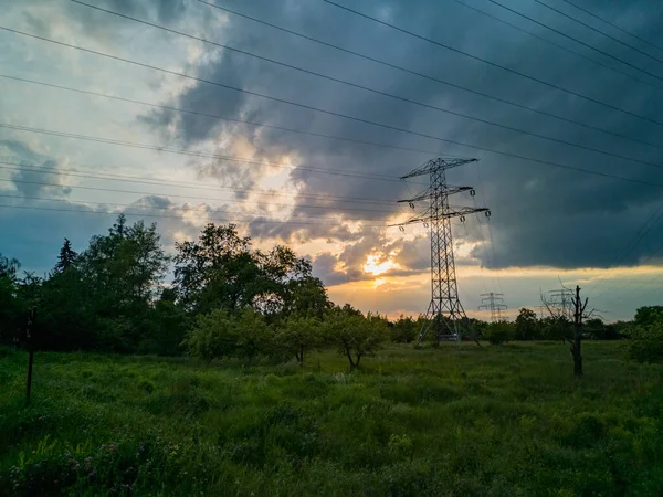 Σύννεφο Ηλιοβασίλεμα Χρυσή Ώρα Πάνω Από Θάμνους Και Δέντρα Στο — Φωτογραφία Αρχείου