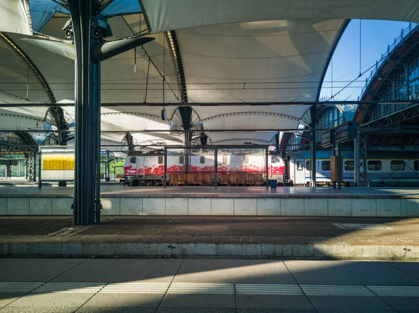 Wroclaw Polen Maj 2019 Vitt Och Rött Lindat Tåg Plattform — Stockfoto