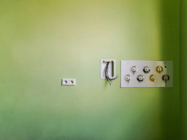 Eski terk edilmiş hastane odasında oksijen ve vakum boşluğu konnektörleri