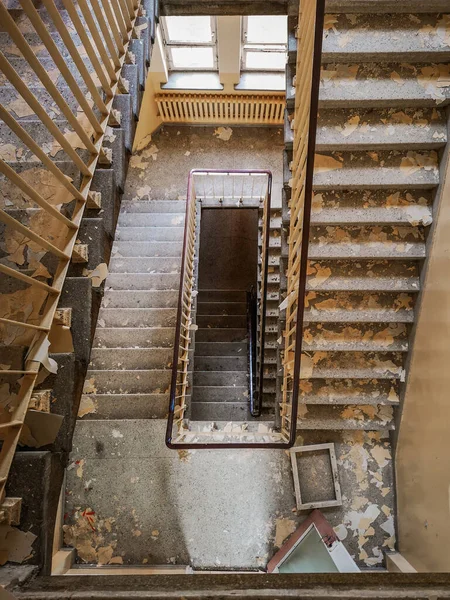 Escalera Caracol Cuadrada Sucia Viejo Hospital Abandonado —  Fotos de Stock