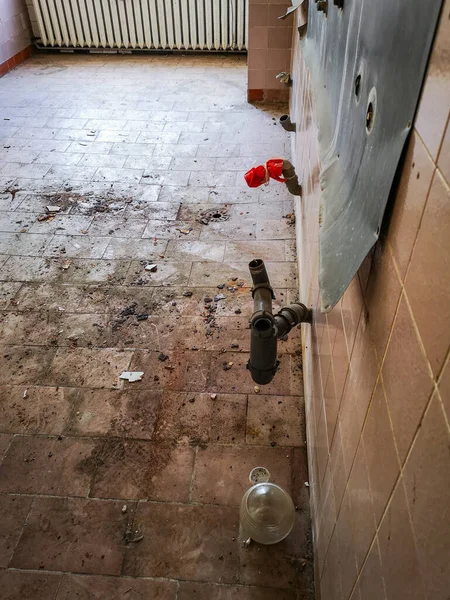 Tuberías Agua Fuera Pared Habitación Destruida Viejo Hospital Abandonado —  Fotos de Stock