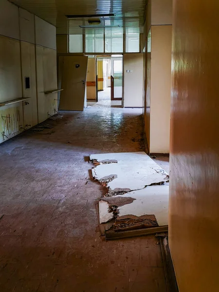 Vieux Détruit Retiré Des Portes Cadre Dans Couloir Ancien Hôpital — Photo