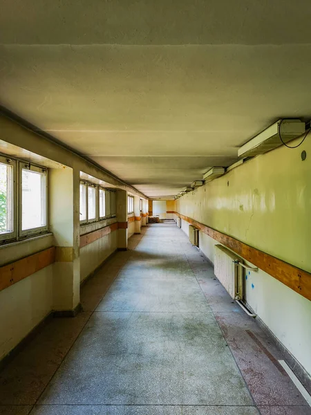 Longo Corredor Velho Com Janelas Radiadores Hospital Abandonado Velho — Fotografia de Stock